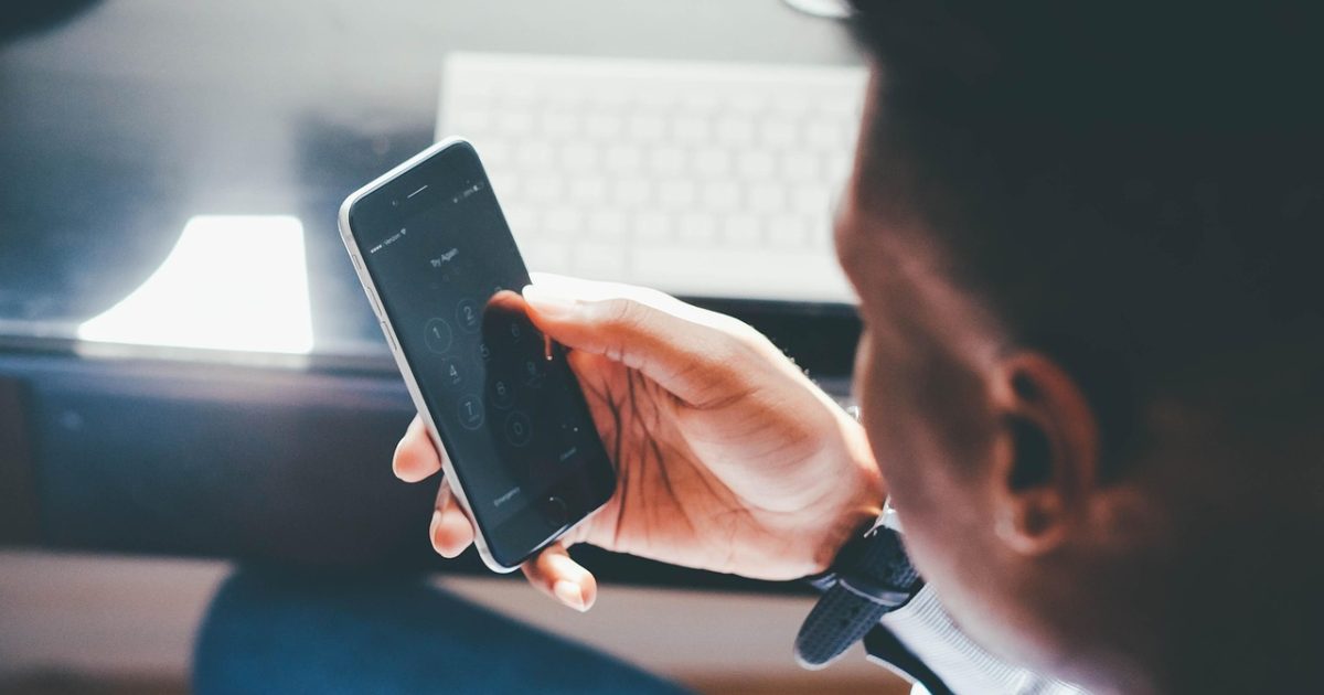 速渡加速 App 主界面在手机屏幕上的展示，橙色渐变背景中显示连接状态与实时速率曲线，氛围干净利落